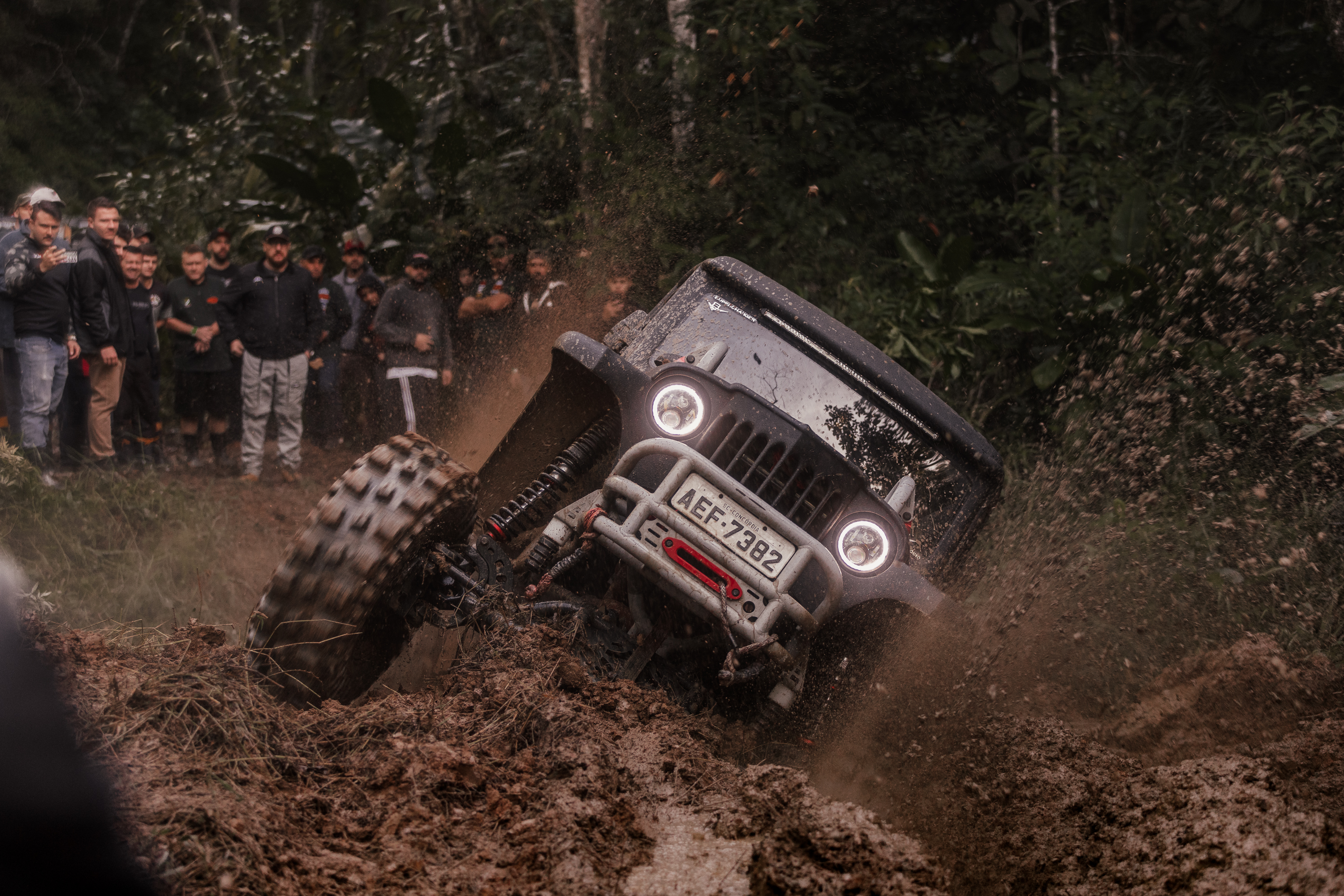 Paixão pelo off-road leva dezenas de aventureiros ao Passeio Radical da Fenajeep